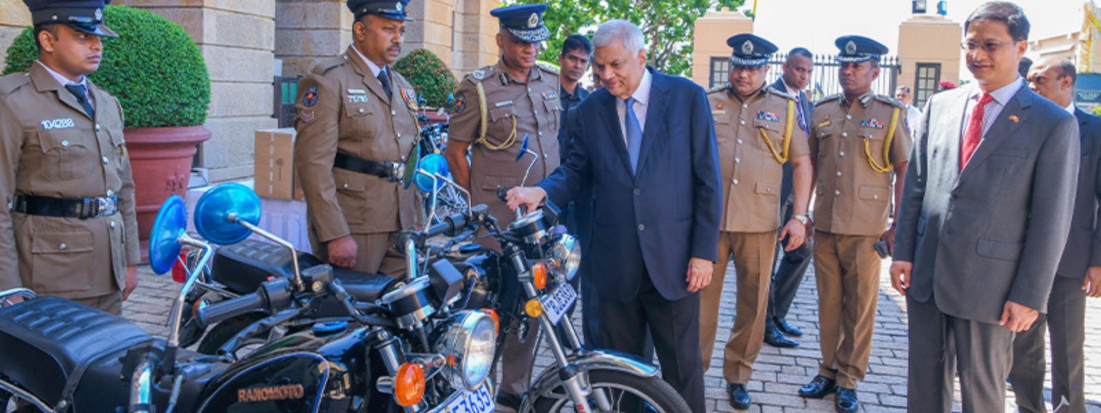 China makes donations to Sri Lanka Police